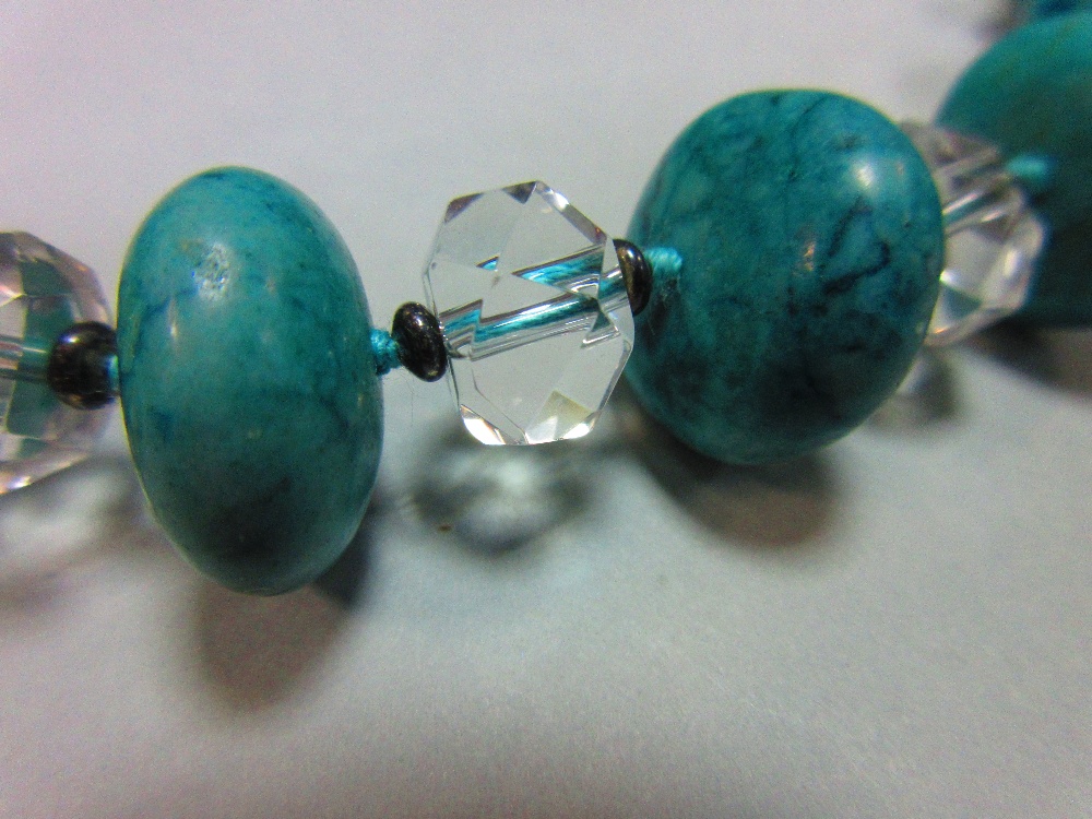 A rock crytal and turquoise howlite bead necklace, the faceted rock crystal beads alternating with - Image 2 of 4