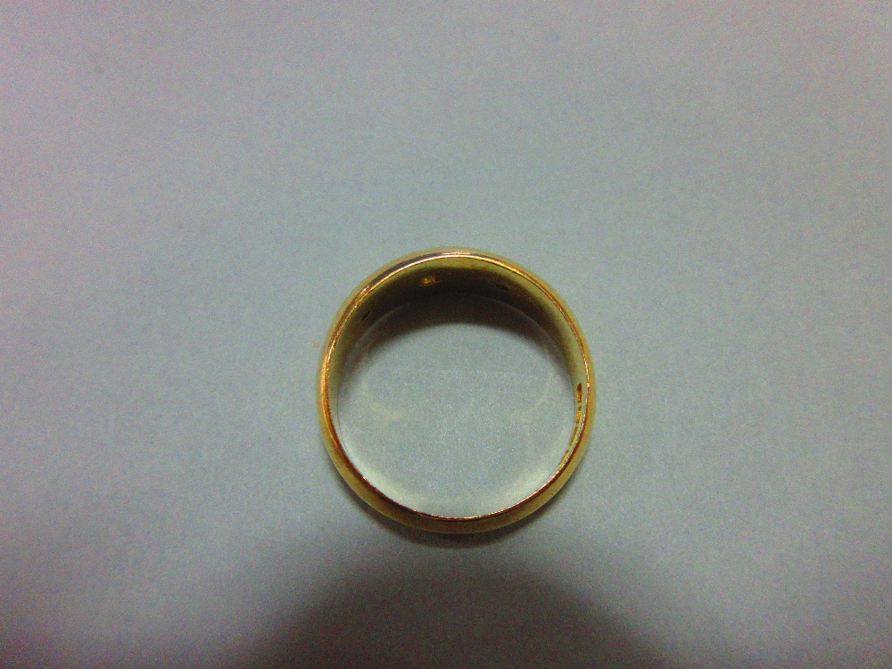 An Edwardian 18ct gold and diamond ring, set with an old round brilliant diamond between two smaller - Image 4 of 4