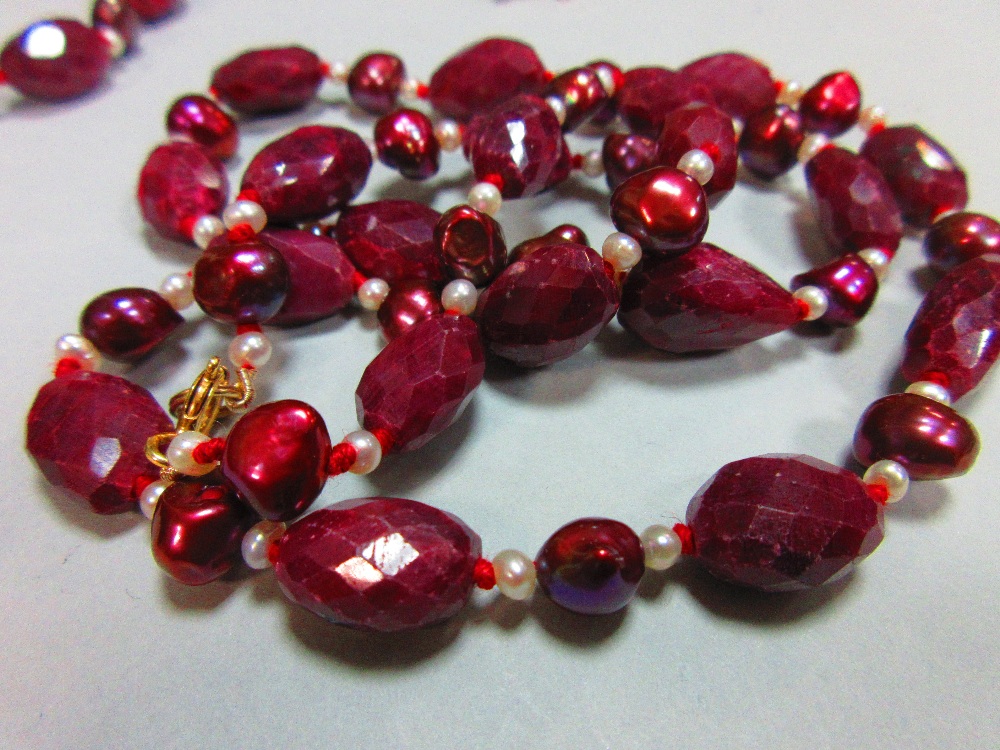 A ruby and pearl suite, the necklace and bracelet, which may be worn individually or continuously, - Image 6 of 6