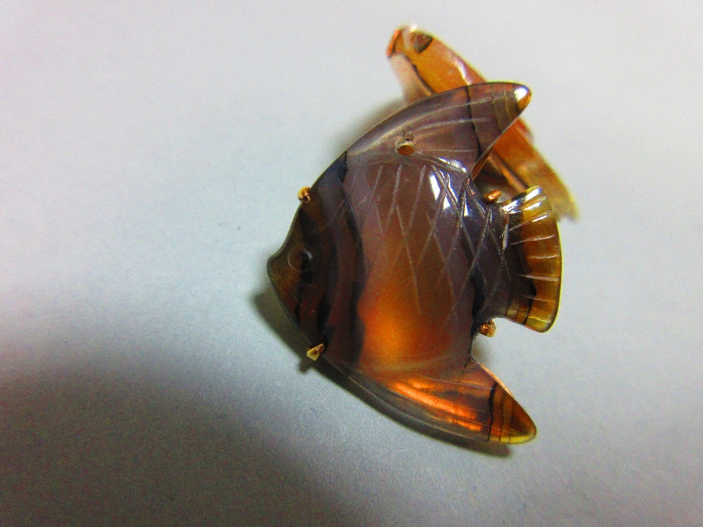 A pair of carved agate angel fish double ended cufflinks, each shaped piece of translucent banded - Image 4 of 7