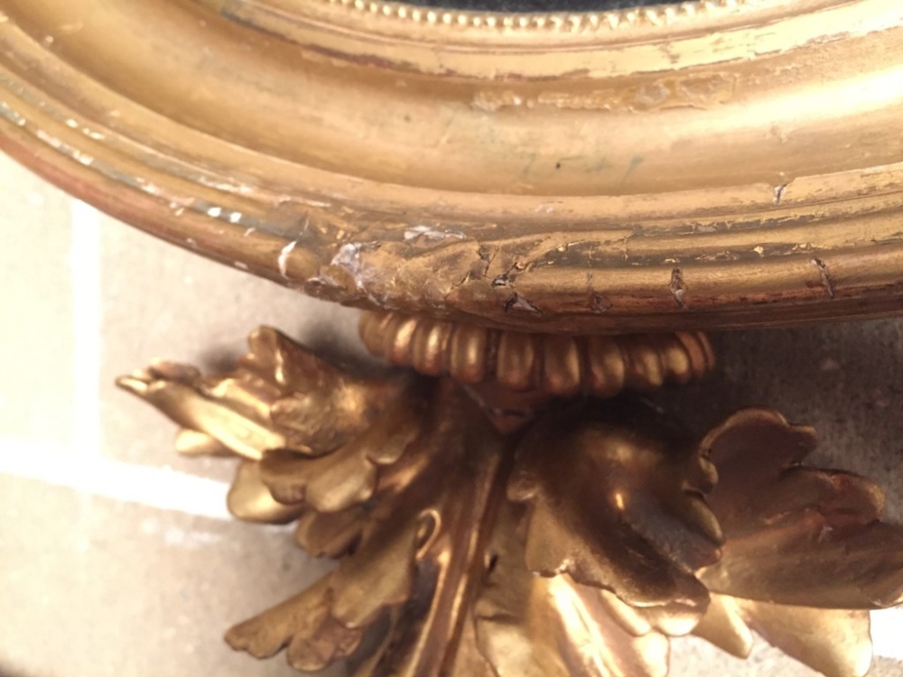 A Regency gilt painted convex circular wall mirror, with Eagle cresting and leaf carved apron 107 - Image 3 of 3