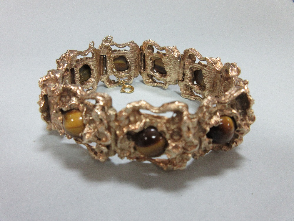 A 9ct gold and tiger's eye bracelet, the nine pierced, deeply-modelled, heavy cast links each set - Image 5 of 5