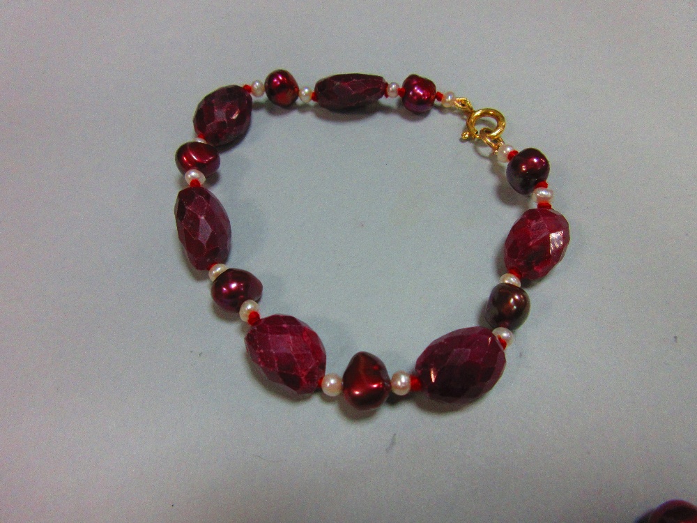 A ruby and pearl suite, the necklace and bracelet, which may be worn individually or continuously, - Image 4 of 6