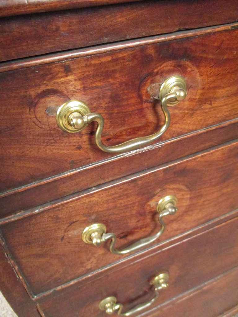 A George III mahogany chest of drawers, four long drawers, crossbanded top and sides, brass swan - Image 4 of 4