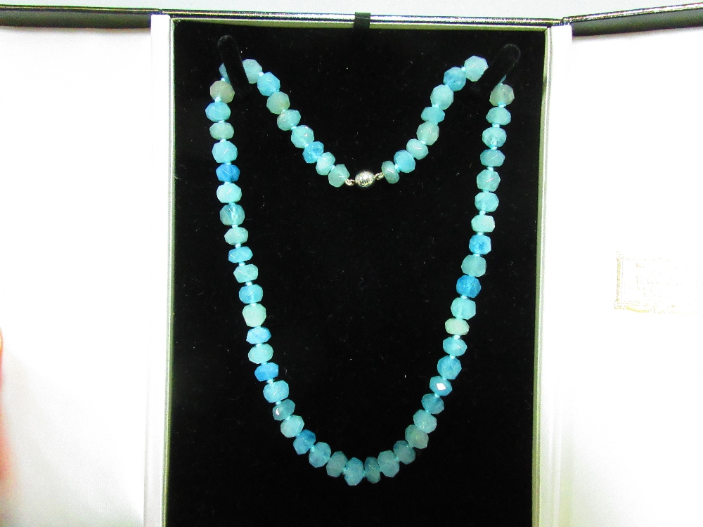 An aquamarine faceted bead necklace, the uniform 9mm faceted beads, individually knotted to a - Image 5 of 5