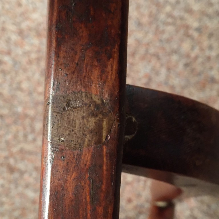 An early 19th century yew wood and ash Mendlesham chair, with pierced splat and boxwood line - Image 4 of 4