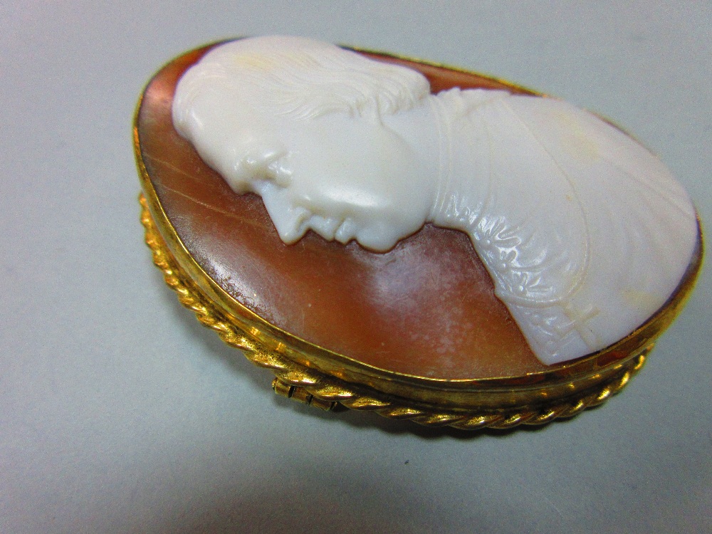 A portrait cameo by Tommaso Saulini, the finely carved shell cameo depicting an unidentified - Image 2 of 7