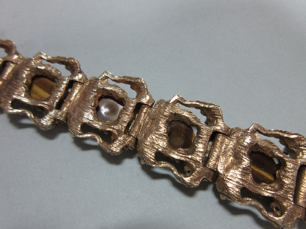 A 9ct gold and tiger's eye bracelet, the nine pierced, deeply-modelled, heavy cast links each set - Image 3 of 5