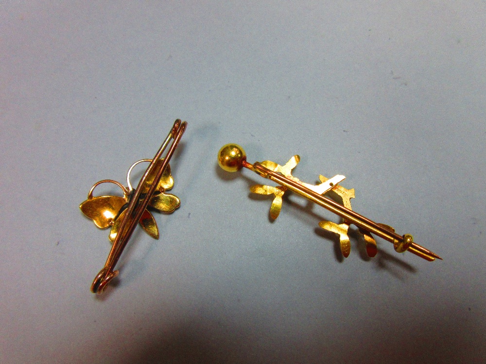 Two Victorian seed pearl pin brooches, the first of hallmarked 15ct gold with realistically modelled - Image 2 of 5