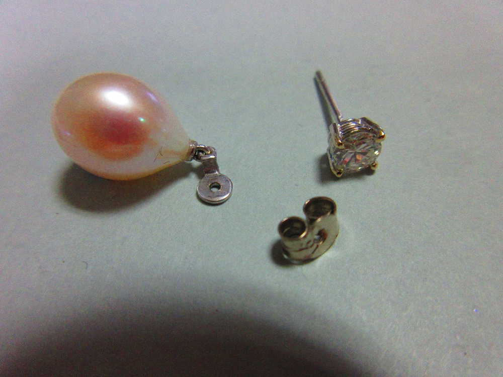 A pair of diamond earstuds with removeable pearl drops, each post of hallmarked 18ct white gold - Image 3 of 6