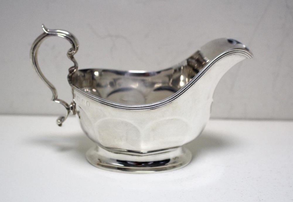 A small silver sauce boat, by Collingwood & Sons Ltd, Birmingham 1935, of oval panelled form - Image 2 of 9