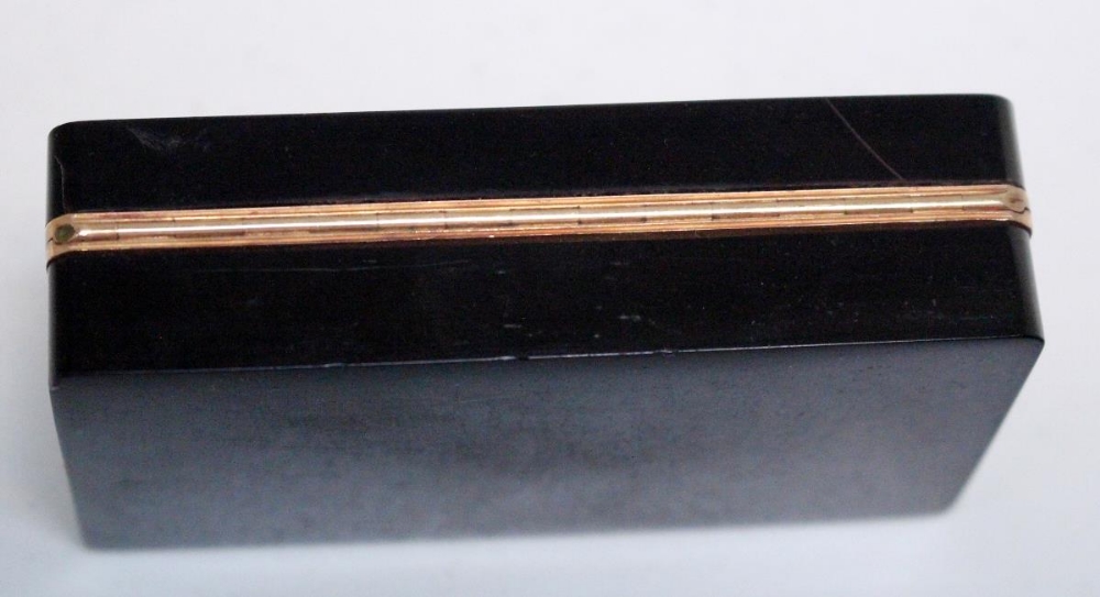 An early 19th century French gold lined tortoiseshell snuff box, maker P.A.M, Paris 1809-1819, of - Image 4 of 6