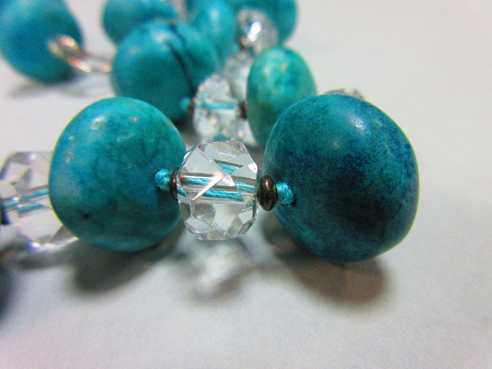 A rock crytal and turquoise howlite bead necklace, the faceted rock crystal beads alternating with - Image 4 of 4