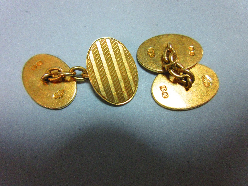 A pair of 18ct gold double-ended cufflinks, each oval end with incised striped decoration, chain - Image 2 of 2