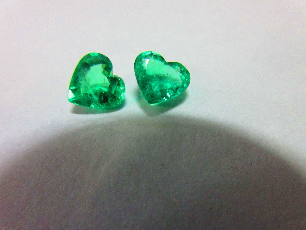 A pair of loose heart cut emeralds, the well-matched stones, suitable for earrings, of bright - Image 2 of 5