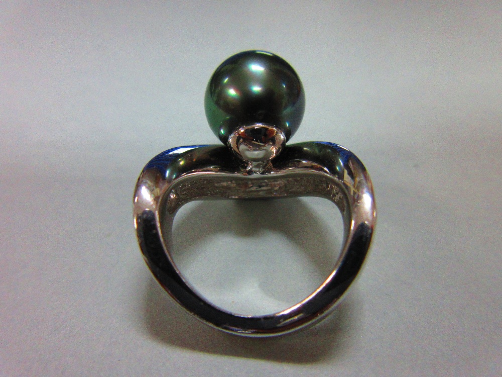 A black pearl and diamond ring, with a wishbone design channel set with graduated baguette cut - Image 3 of 5