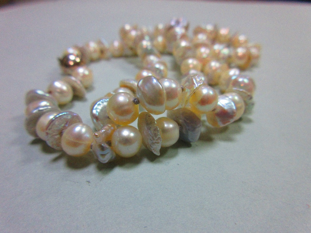 A contemporary pearl necklace, composed of oval white pearls alternating with pale dove grey flake - Image 4 of 4