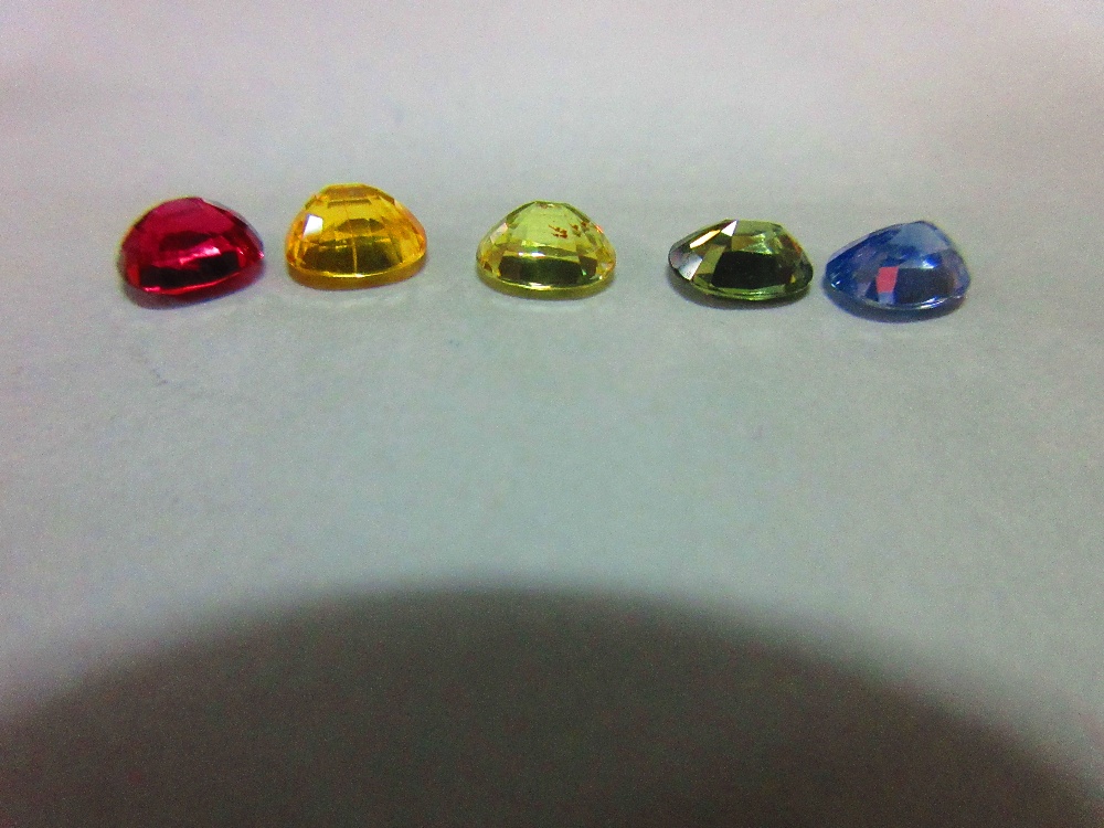 A loose ruby and four loose variously coloured sapphires, all oval to rectangular cushion cut and - Image 3 of 5