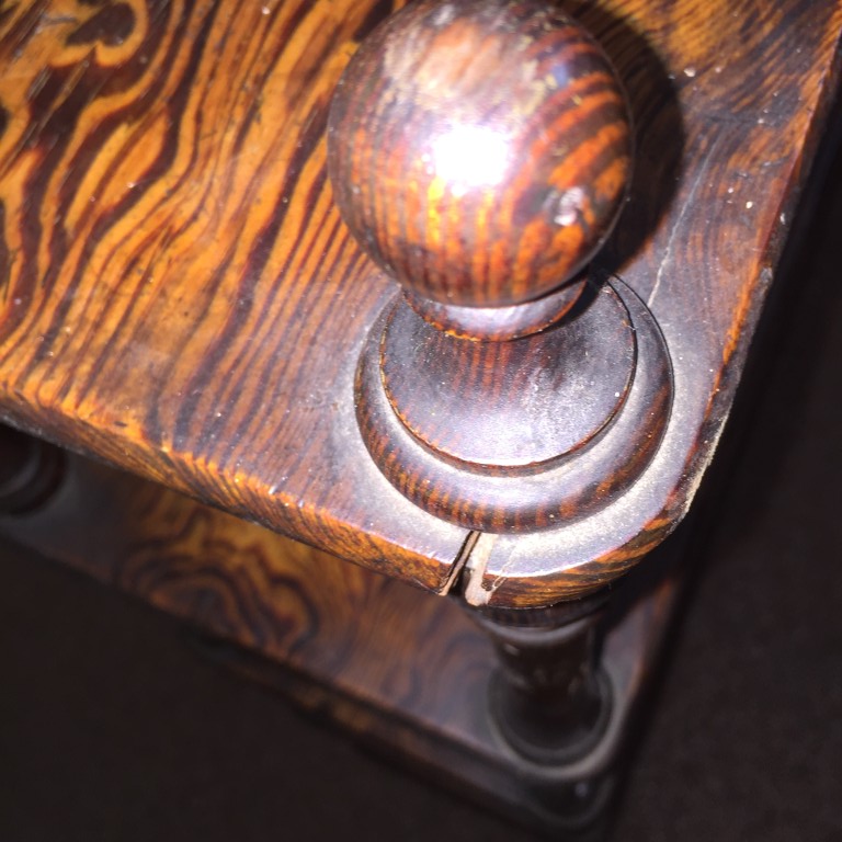 A late 19th century Oregon pine shelf, of five open tiers, with turned finials and on turned feet - Image 4 of 4