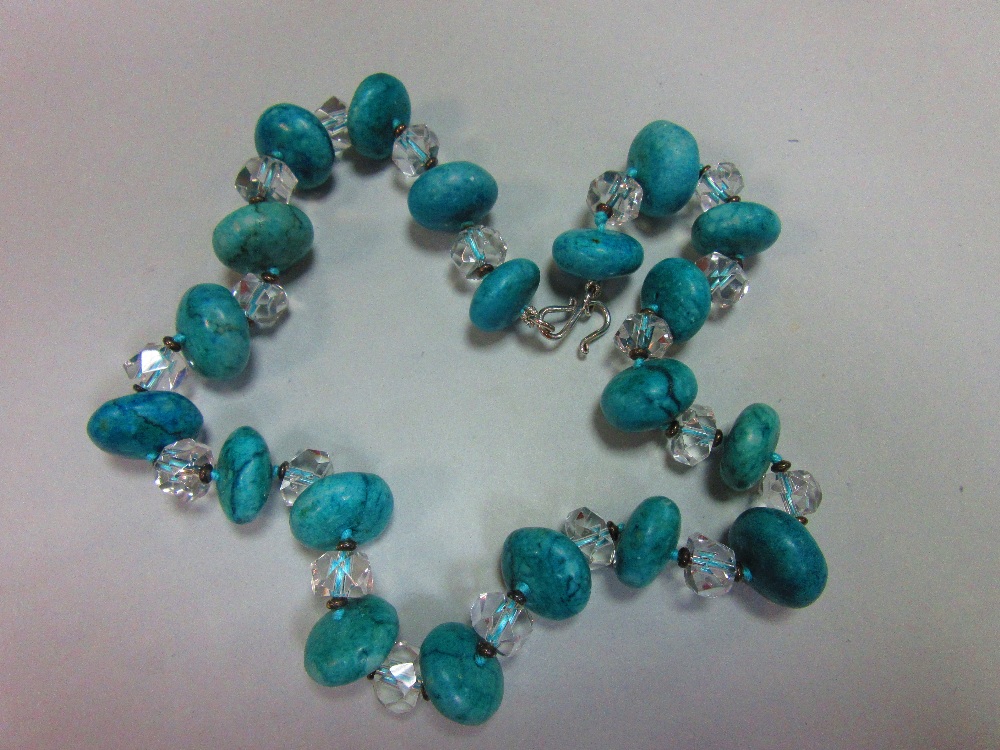 A rock crytal and turquoise howlite bead necklace, the faceted rock crystal beads alternating with - Image 3 of 4