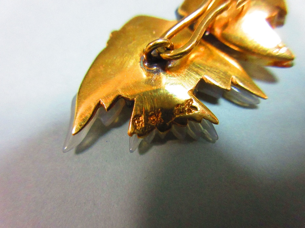 A pair of carved agate angel fish double ended cufflinks, each shaped piece of translucent banded - Image 3 of 7