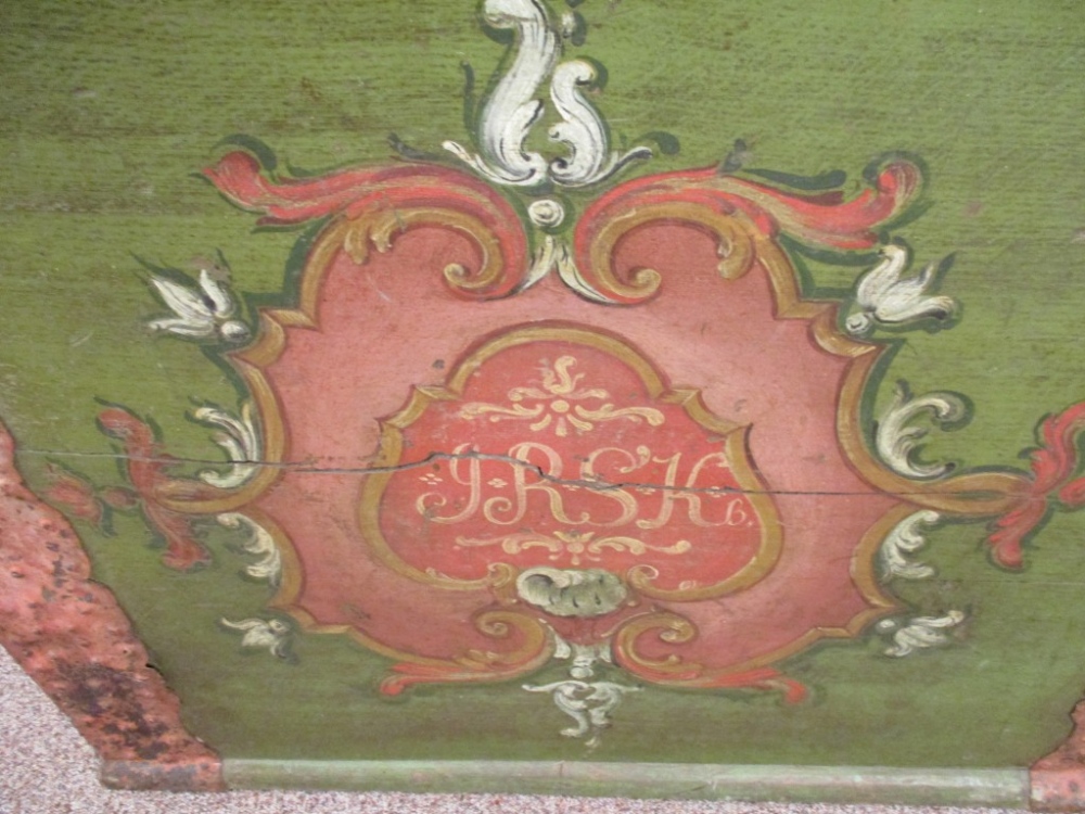An 18th century Continental painted dowry chest, the domed top with metal bands and cartouche - Image 4 of 5