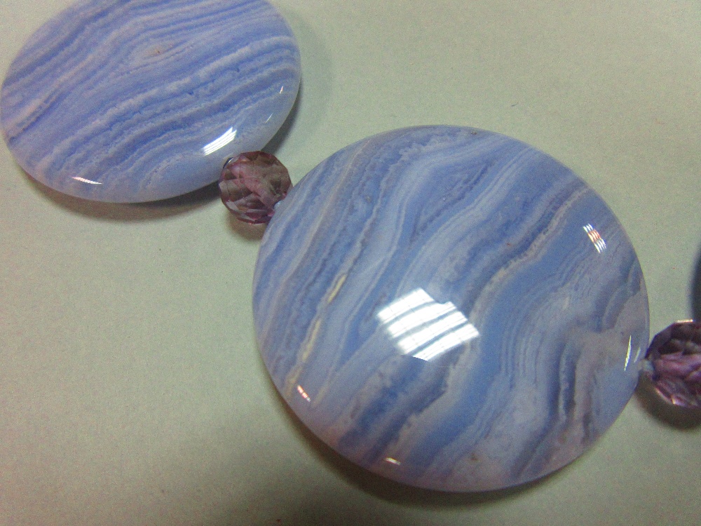 A blue lace agate and amethyst necklace, with 40mm diameter blue lace agate discs alternating with - Image 2 of 4