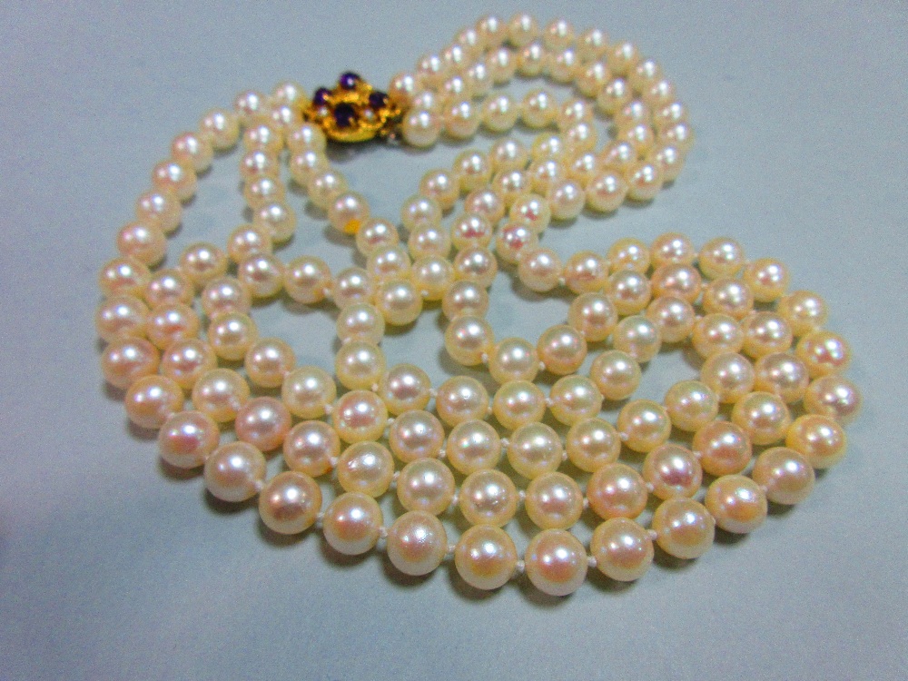 A three row pearl necklace with gold, amethyst and seed pearl clasp, the uniform 7.5-8mm cultured - Image 5 of 6