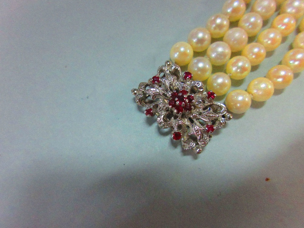 A four row pearl bracelet with feature clasp, the uniform 6.5mm pearls (one strand broken, one loose - Image 4 of 6