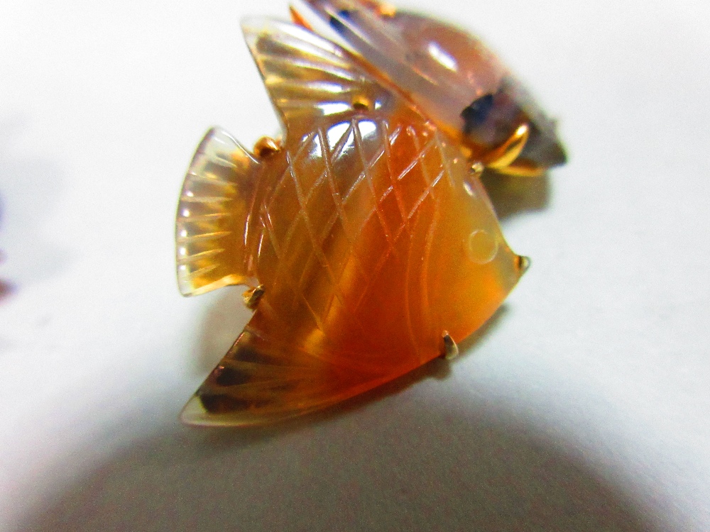 A pair of carved agate angel fish double ended cufflinks, each shaped piece of translucent banded - Image 5 of 7