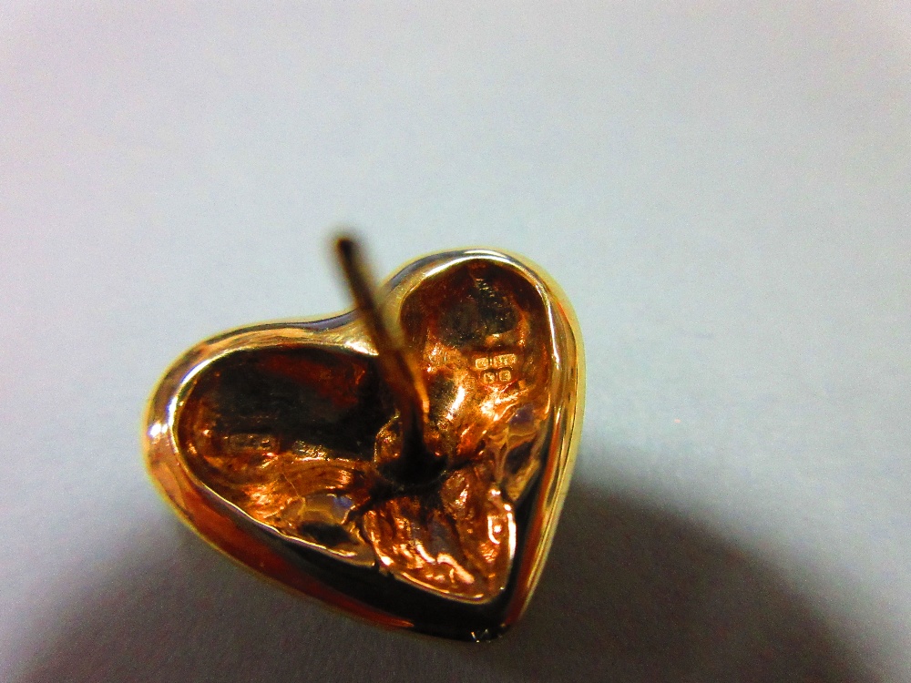 A pair of 9ct bi-colour gold hearts-and-kisses earstuds, each designed as a solid yellow gold - Image 4 of 5
