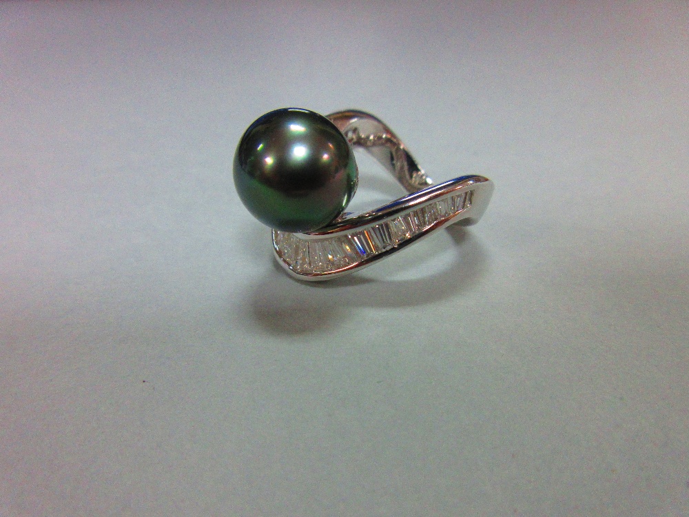 A black pearl and diamond ring, with a wishbone design channel set with graduated baguette cut - Image 2 of 5