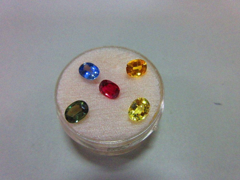 A loose ruby and four loose variously coloured sapphires, all oval to rectangular cushion cut and - Image 5 of 5