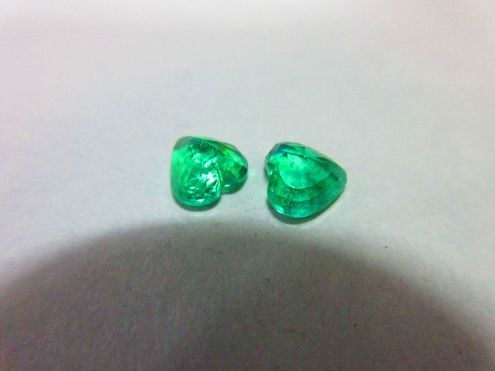 A pair of loose heart cut emeralds, the well-matched stones, suitable for earrings, of bright - Image 3 of 5