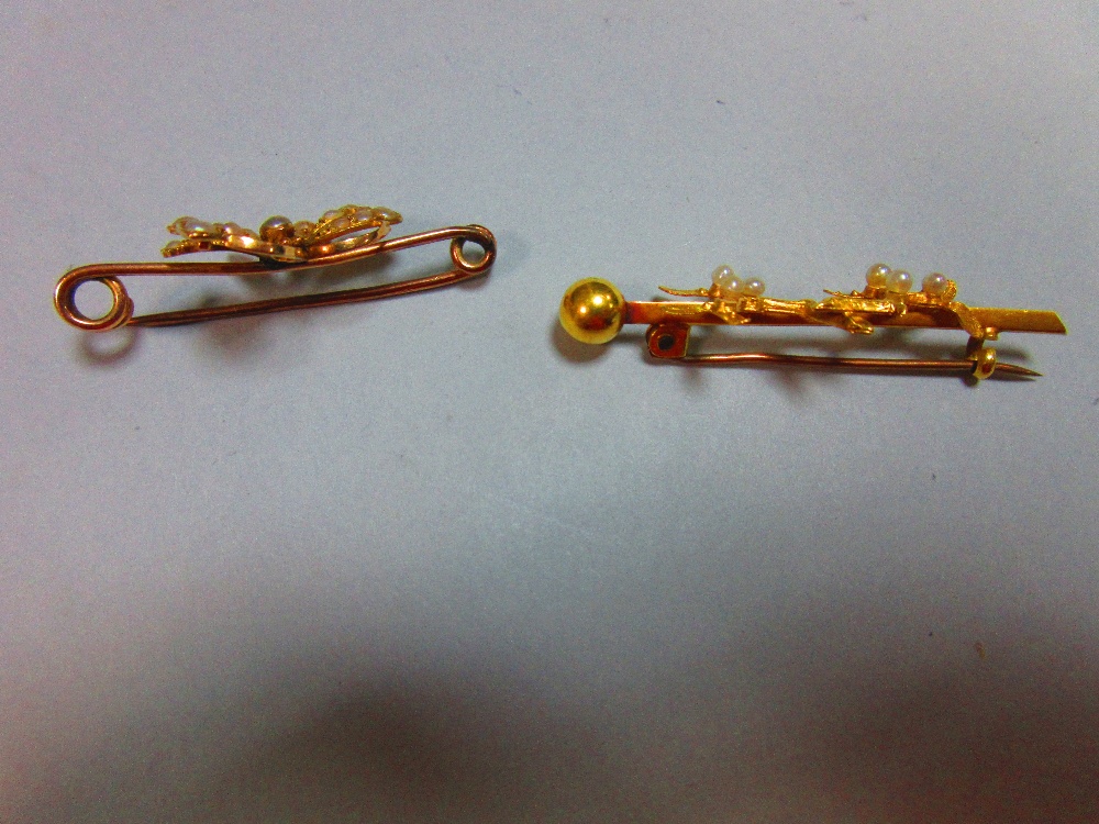 Two Victorian seed pearl pin brooches, the first of hallmarked 15ct gold with realistically modelled - Image 3 of 5