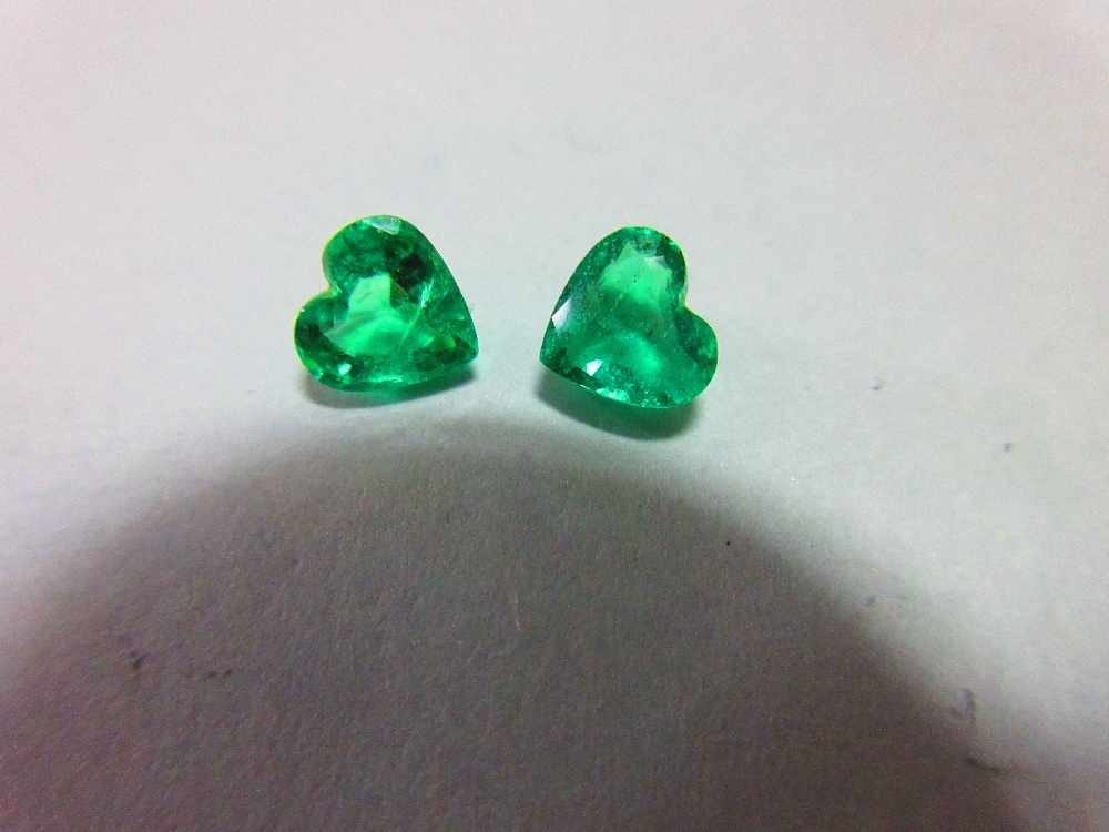 A pair of loose heart cut emeralds, the well-matched stones, suitable for earrings, of bright - Image 5 of 5