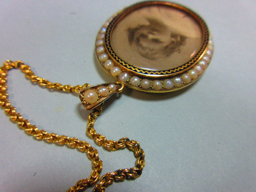 A pearl and enamel miniature frame pendant necklace in fitted case, the oval double-sided frame - Image 4 of 4