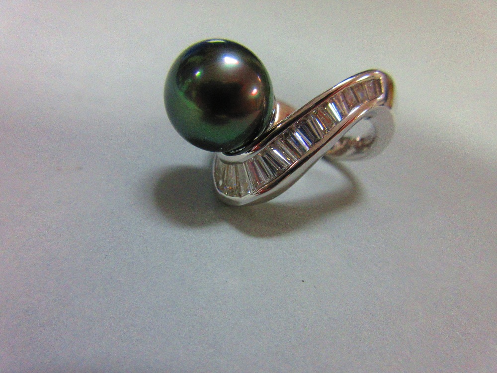 A black pearl and diamond ring, with a wishbone design channel set with graduated baguette cut - Image 5 of 5