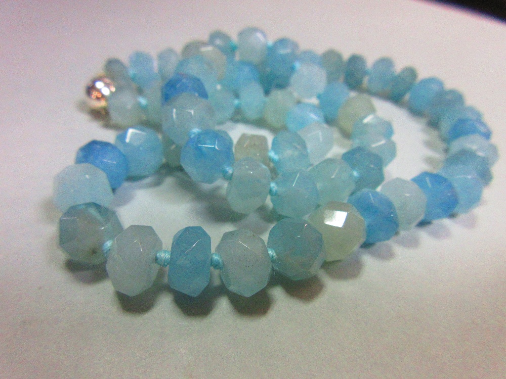 An aquamarine faceted bead necklace, the uniform 9mm faceted beads, individually knotted to a - Image 4 of 5