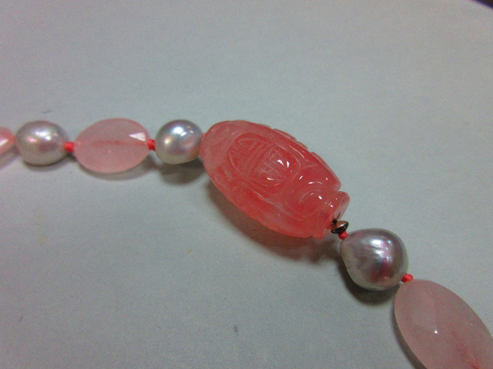 A carved rose quartz and pearl necklace, composed of five barrel shaped carved rose quartz beads - Image 3 of 4
