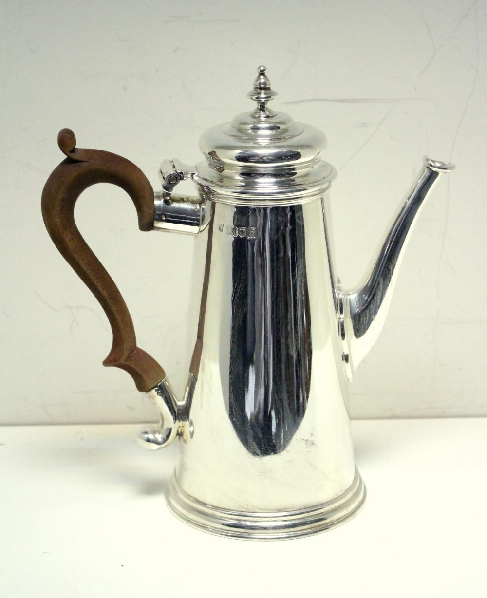 An 18th century style silver coffee pot, by Charles Stuart Harris & Sons, London 1913, of plain - Image 2 of 6