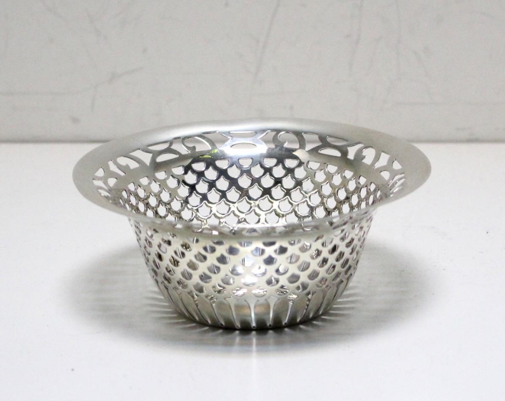 A silver fruit or cake basket, by the Gorham Manufacturing Co, Birmingham 1912, of plain round - Image 4 of 5