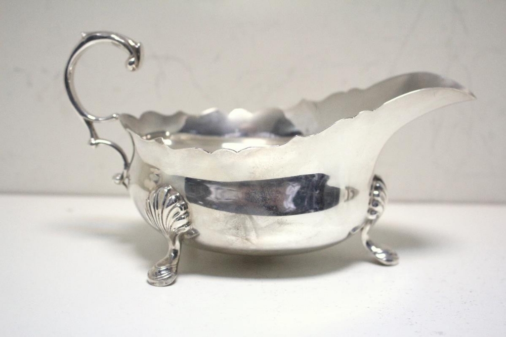A small silver sauce boat, by Collingwood & Sons Ltd, Birmingham 1935, of oval panelled form - Image 4 of 9