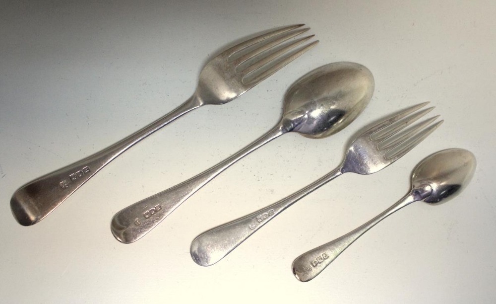 A late Victorian silver Old English pattern flatware service, mostly by Wakely & Wheeler, London - Image 4 of 6