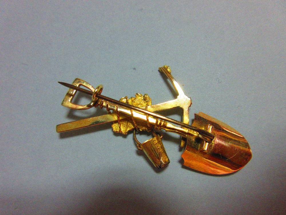 A South Africa gold rush brooch, with shovel, pick and free-swinging bucket tied together, the - Image 3 of 5