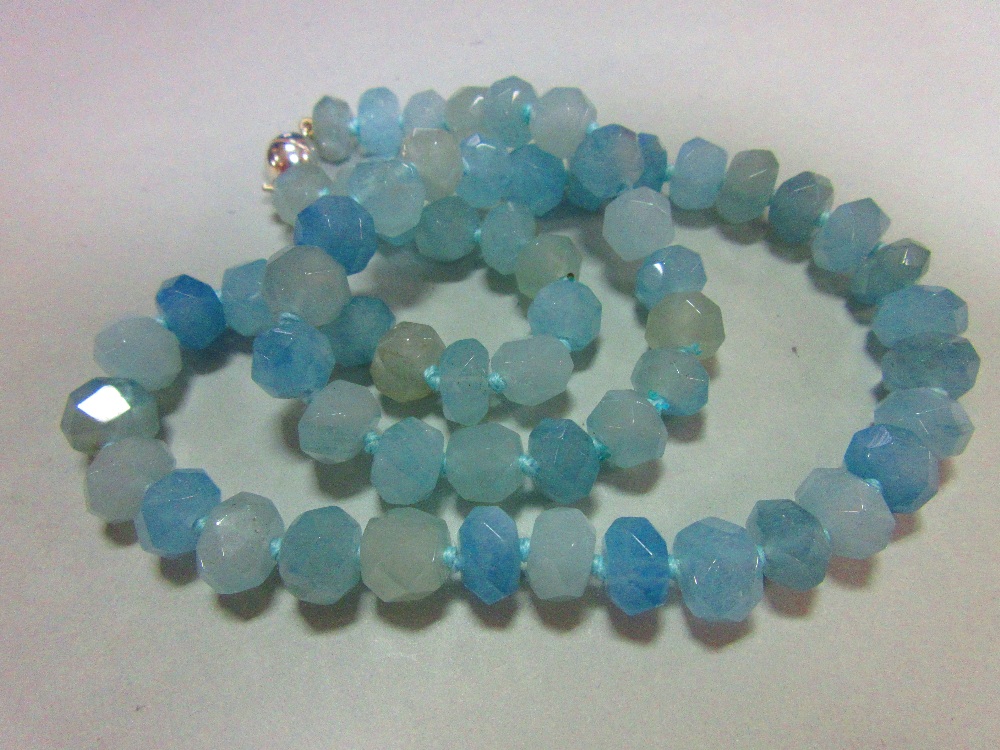 An aquamarine faceted bead necklace, the uniform 9mm faceted beads, individually knotted to a - Image 3 of 5