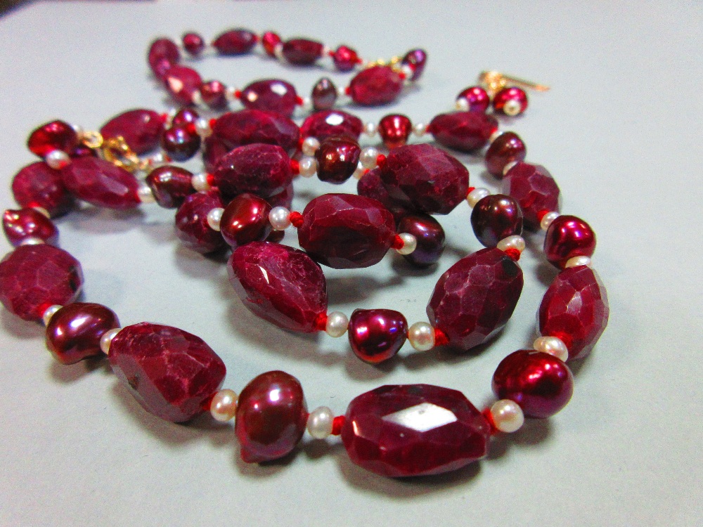 A ruby and pearl suite, the necklace and bracelet, which may be worn individually or continuously, - Image 3 of 6