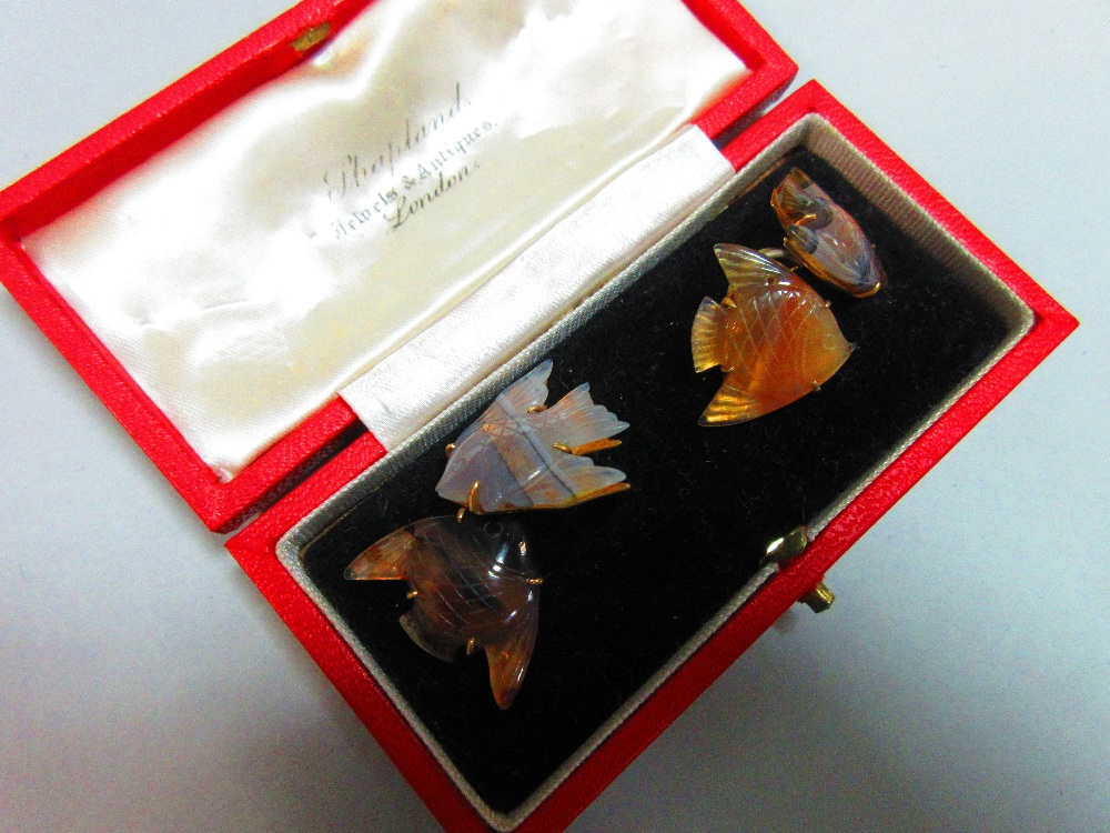 A pair of carved agate angel fish double ended cufflinks, each shaped piece of translucent banded - Image 7 of 7
