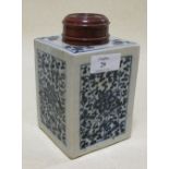 A Chinese blue and white tea cannister, with wooden lid, 13.5cm high overall