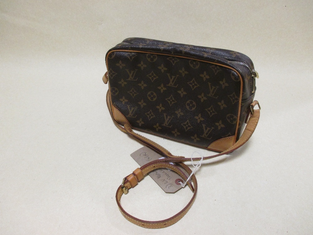 A Louis Vuitton Monogram canvas and leather messenger bag, 18 x 27 x 7cm - Image 2 of 3